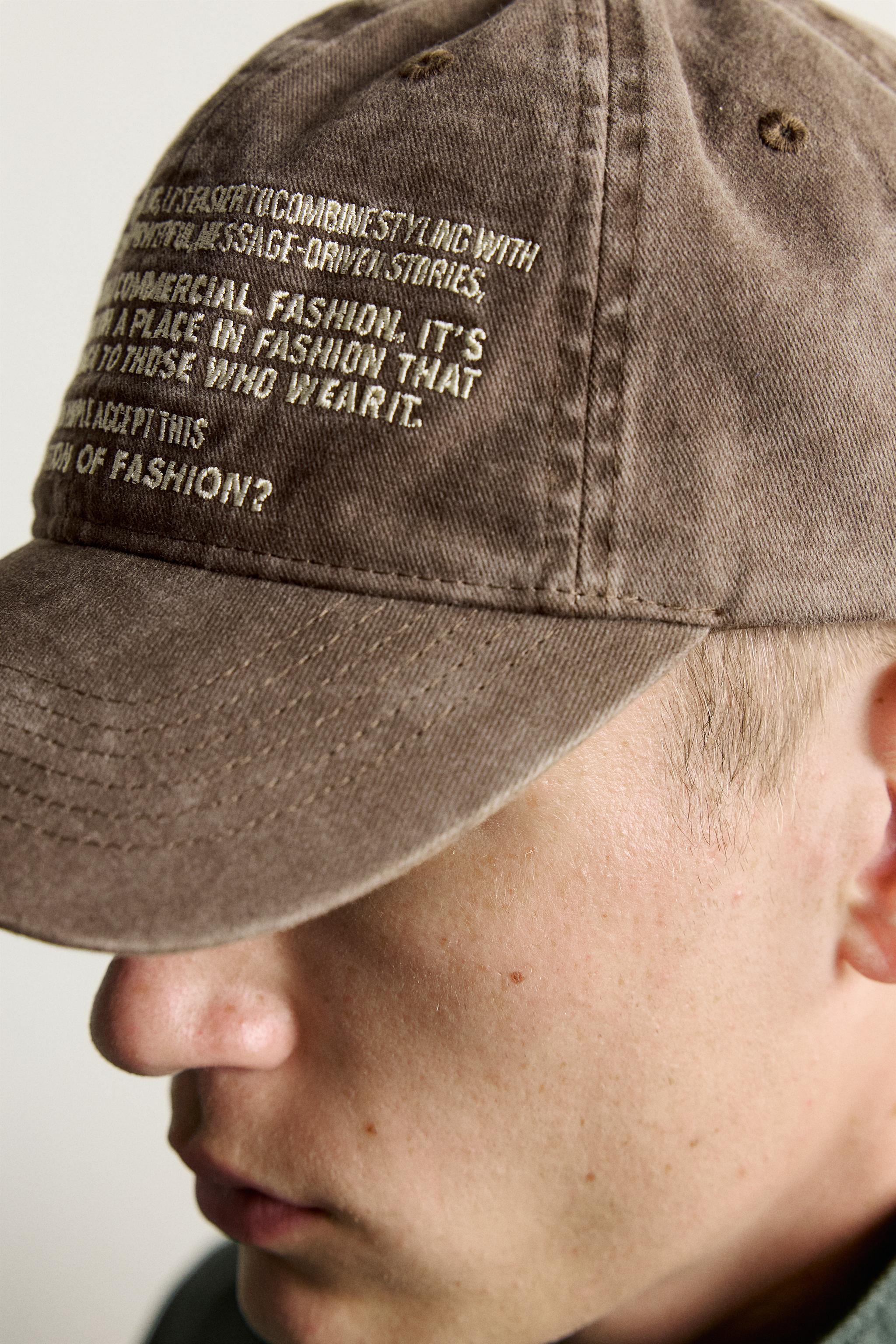 CASQUETTE DÉLAVÉE À INSCRIPTION BRODÉE